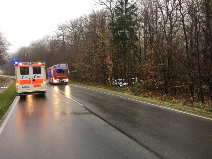 Die Feuerwehren aus Grasleben und Querenhorst wurden zu einem Verkehrsunfall auf die Bundesstraße B244 alarmiert. Foto: Feuerwehr Helmstedt
