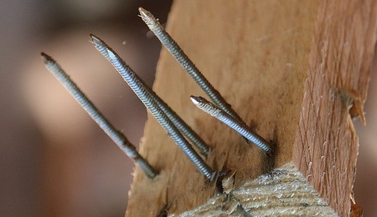 Die Spikes waren am Fuße einer Kinderrutsche vergraben. Foto: pixabay