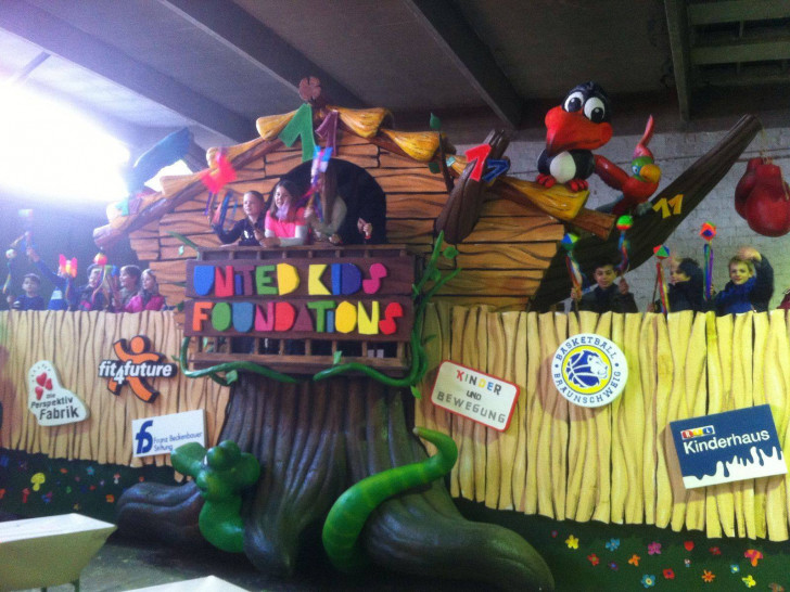 Auch in diesem Jahr durften die Kinder der Grundschule Heidberg „ihren“ Karnevalswagen vor dem offiziellen Termin am Sonntag erobern. Foto: privat