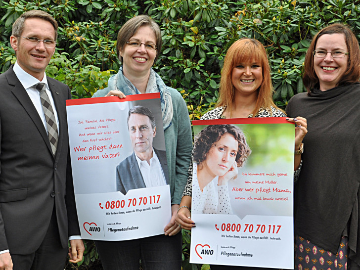 Thorsten Planck (Leiter des Geschäftsfeldes Senioren & Pflege beim AWO-Bezirksverband Braunschweig), Christina Dörries, Janine Kienscherf (AWO-Pflegekoordinatorinnen) und Vera Kimpel (Leiterin AWO-Pflegenotaufnahme) präsentieren Plakate der neuen AWO-Pflegenotaufnahme (von links). Foto: AWO