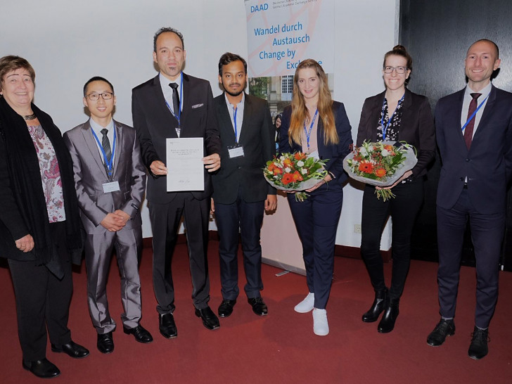 Das Gauss Haus erhielt den Preis des Auswärtigen Amtes  für exzellente Betreuung ausländischer Studierender. v.l.n.r.: Dr. Dorothea Rüland (DAAD), Preisträger und Mitglieder des Gauss Hauses Linbin Li, Younouss Wadjinny, Rohit Patel, Stephanie Metzger, Lena Heinecke, Thorsten Stolzenberg (Auswärtiges Amt) Foto: DAAD / Jordan