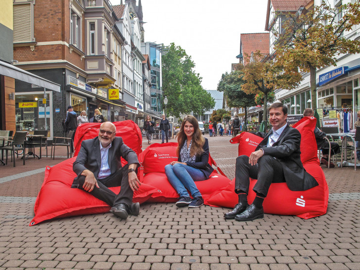 Einfach mal „abhängen“ – bereits beim Pressetermin genossen Thomas Severin, 
Noreen Klöpper und Sparkassen-Regionaldirektor Rainer Pannke (vlnr.) die lockere 
Bequemlichkeit der City-Beanbags. Foto: Peine Marketing GmbH