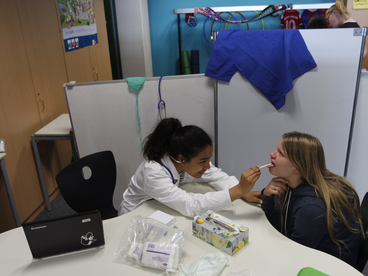 Im Krankenhaus: Dr. Alicia untersucht Patientin Luna, beide Schüler der 7a. Foto: IGS Lengede