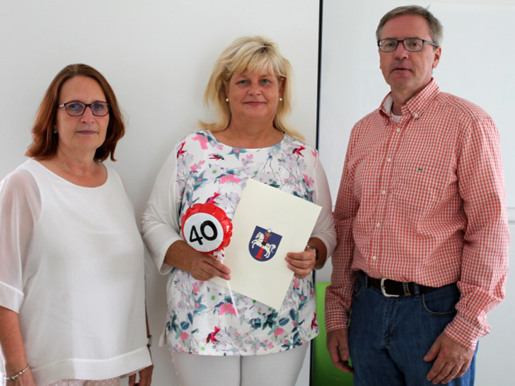 KiTa-Leiterin Claudia Hesesbeck und KiTa-Abteilungsleiter Andreas Binner gratulierten. Foto: Stadt Wolfenbüttel 