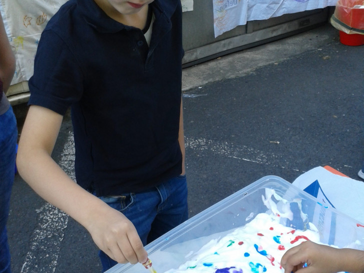 Sebastian macht Regenbogen- Experimente. Foto: AHA-ERLEBNISmuseum 