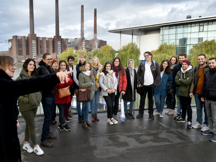 Studierende aus Belgien erkunden gemeinsam mit Esther Orant vom Forum Architektur die Stadt. Foto: Stadt Wolfsburg/Lars Landmann