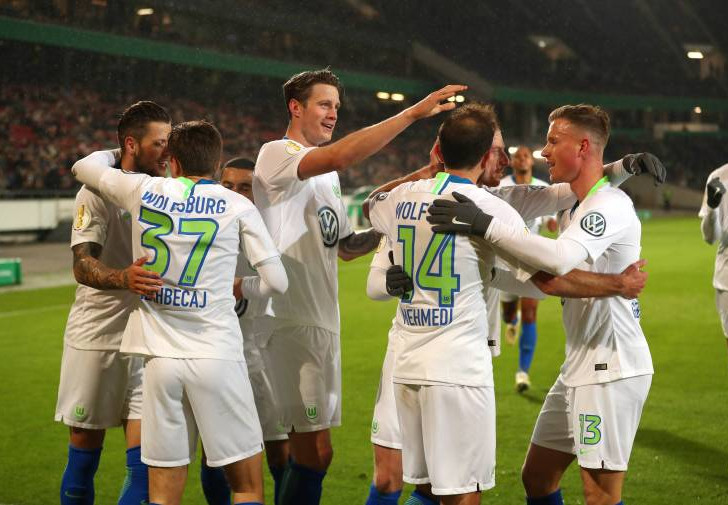 Der VfL Wolfsburg feiert den Einzug in die nächste Runde. Foto: imago/regios24