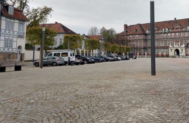 Jetzt sprechen die Einwohner! Die Mehrheit scheint mit dem Parken zu besonderen Anlässen auf dem Schlossplatz zufrieden zu sein. Foto: Werner Heise