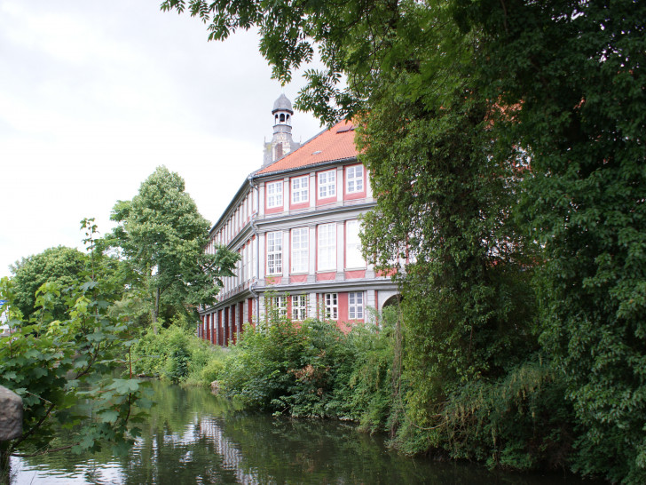 Zwischen dem Schloss und der Herzog August Bibliothek soll eine über drei Meter hohe Wilhelm Busch-Skulptur aufgestellt werden. Foto: Anke Donner 