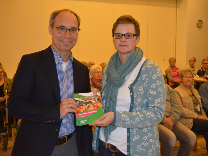 Professor Dr Christian Eckmann und Gastgeberin Kathinka Plett. Foto: Ev.-luth. Kirchenkreis Peine