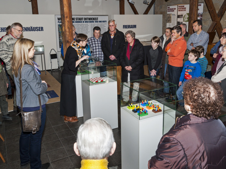 Über 50 Besucher kamen zur Finissage in das Stadtmuseum Schloss Wolfsburg. Foto: Peter Riewaldt