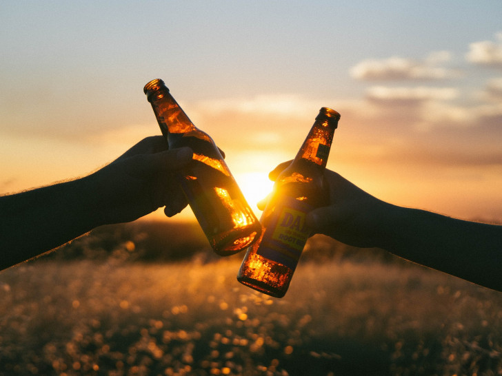 Auf Anstoßen mit Alkohol muss am Vatertag im Allerpark verzichtet werden. Symbolfoto: pixabay