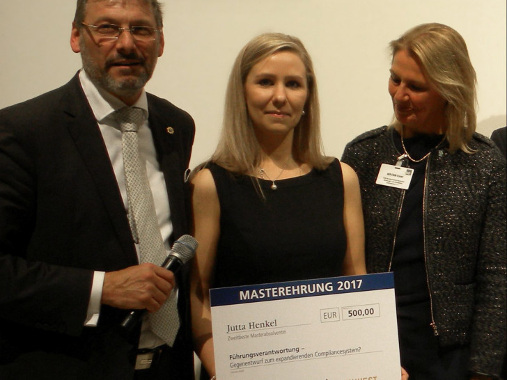 Jutta Henkel (Mitte) wurde im Rahmen der Expo Real 2017 für ihre herausragende Leistung geehrt. Foto: NEULAND Wohnungsgesellschaft mbH  