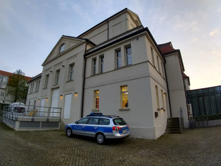 Zu einem Polizeieinsatz kam es am Montagabend am Lessingtheater. Fotos: Werner Heise
