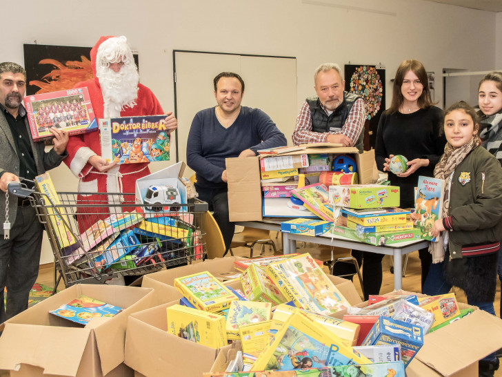 Gulsahin Ercan Awista Dolmetscher; Weihnachtsmann Detlef Meineke; Dinger Dinc Bürgerservice für Migranten; Ulrich Hagedorn AWO Geschäftsführer; Jean Langkowski Awista Koordination; Chayma; Luisa. Foto: Rudolf Karliczek