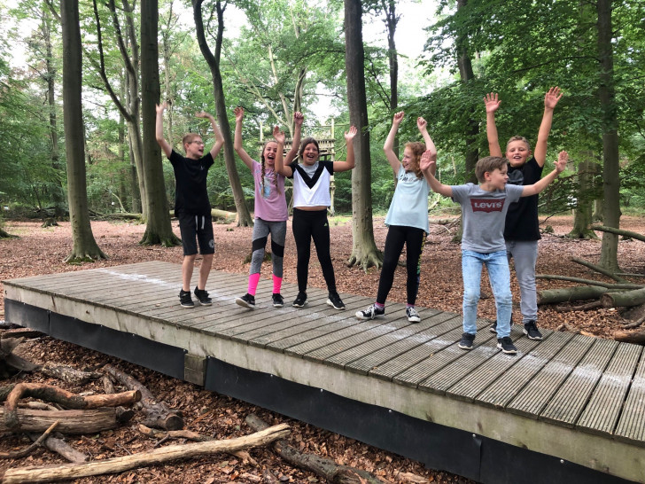 Die Kinder auf dem Erlebnispfad am Zweidorfer Holz

Foto: Niedersächsische Landesforsten