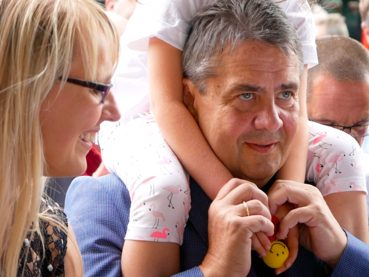 Außenminister
Sigmar Gabriel (hier mit Ehefrau Anke und Tochter) ist am Samstag auch zu Gast beim SPD-Familienfest. Foto: Alexander Panknin