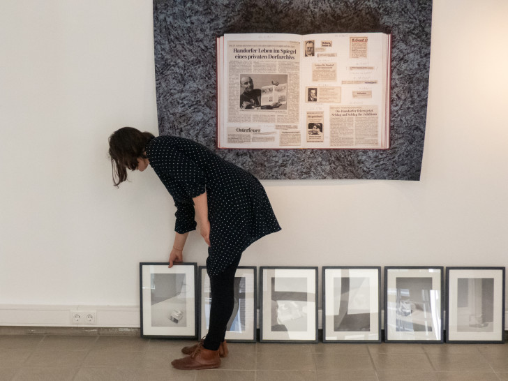 Die Künstlerin Susann Dietrich beim Zusammenstellen der Ausstellung im Kreismuseum Peine. Fotos: Kreismuseum Peine