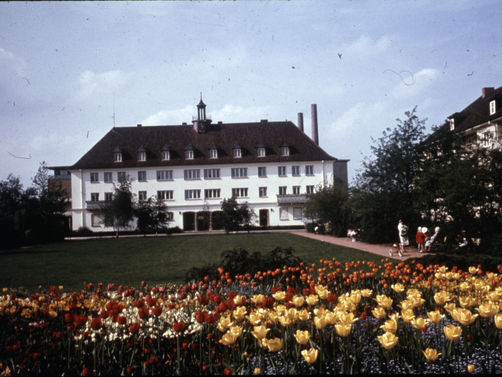 Blick über den Robert-Koch-Platz in den 1950er Jahren. Foto: unbekannt/ Quelle: Institut für Zeitgeschichte und Stadtpräsentation der Stadt Wolfsburg.