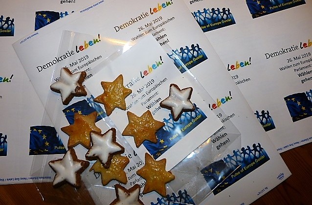 Die selbstgebackenen Europa-Sternen werden am Sonntag verteilt. Foto: Hans Georg Ruhe