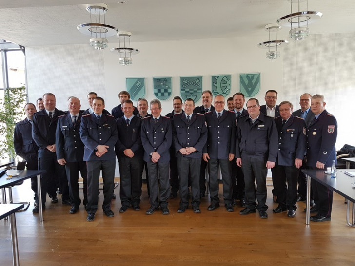 Gemeinsam blickten die Vertreter der sechs Ortsfeuerwehren auf das vergangene Jahr zurück. Foto: Samtgemeinde Grasleben