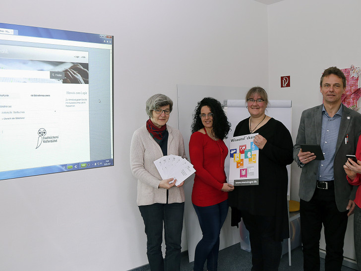 Ob auf dem stationären Rechner oder über Tablet und Smartphone - wer einen Leseausweis der Stadtbücherei Wolfenbüttel besitzt kann ab sofort ohne Zusatzkosten in ausgewählten Munzinger-Datenbanken recherchieren. Stadtbüchereileiterin Sigrid Schaper, Daniela Bergmann-Baczynski, Meike Buthmann, Schulamtsleiter Norbert Fricke und Kulturbüro-Leiterin Alexandra Hupp stellten jetzt das neue Angebot vor. Foto: Stadt Wolfenbüttel/RAE