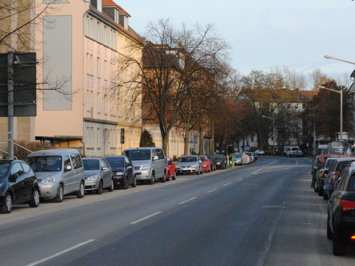 Einst war es auf der  Schillstraße relativ ruhig. Doch der Verkehr wird zukünftig von der Helmstedter Straße hierhin verlagert. Foto: Archiv