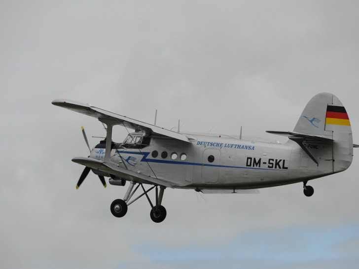 Das Flugzeug stürzte bei der Notlandung aus geringer Höhe zu Boden. Symbolfoto: Pixabay