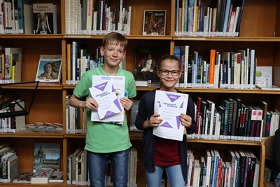 Fahren zum Landesentscheid: Maximilian Bröde (links) und Mia Gradewald). Foto: Stadtbibliothek Wolfsburg
