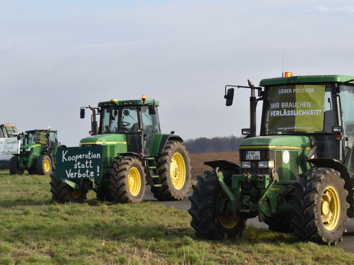 Die Landwirte waren heute erneut mit ihren Treckern unterwegs, um sich für eine gemeinsame Agrarpolitik einzusetzen. Allerdings haben sie dieses Mal von Blockaden abgesehen. Fotos: Annabell Pommerehne