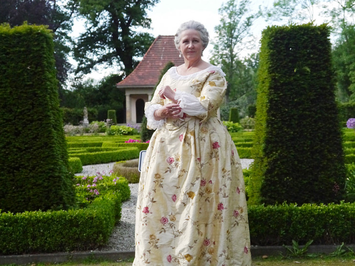 Gräfin Anna Adelheit Catharina von der Schulenburg (Rita Techen-Müller) im Barockgarten. Foto: Stadtmuseum Wolfsburg