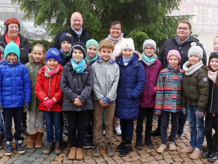 Seit vielen Jahren schmücken die Grundschüler die Friedenstanne. Foto: Stadt Wolfenbüttel