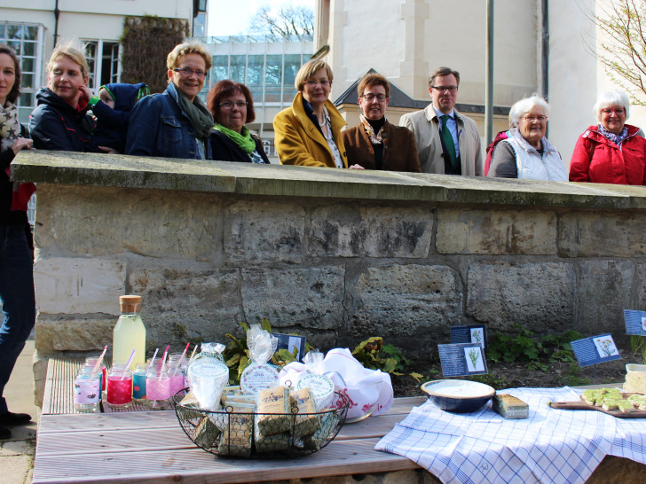 Die LandFrauen des Kreisverbandes Gifhorn präsentieren zusammen mit dem Landrat Dr. Andreas Ebel und Christine Gehrmann, Gleichstellungsbeauftrage des Landkreises, eine Auswahl der Leckereien, die sie auf dem Kräutermarkt anbieten werden. Fotos: Sandra Zecchino
