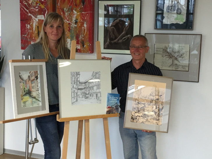 Walburga Schmidt und Gunter Czyrnik, mit einigen Werken des Künstlers. Foto: Robert Braumann
