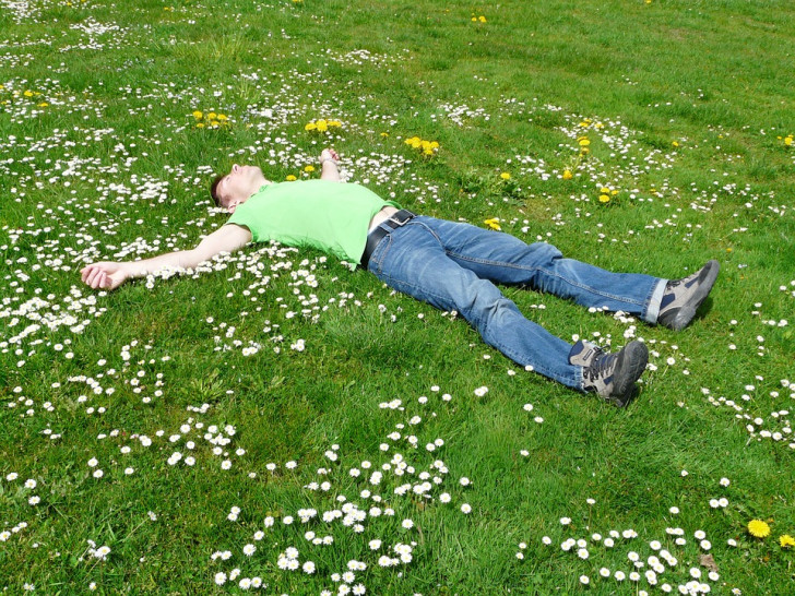 Der Frühjahrsmüdigkeit sollte man sich nicht einfach so hingeben: Sonne tanken ist angesagt. Symbolbild: Pixabay