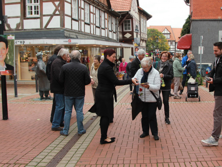 CDU Landtagskandidatin Sarah Grabenhorst-Quidde verteilt kleine Präsente an die Einwohner. Foto: H. Verstegen