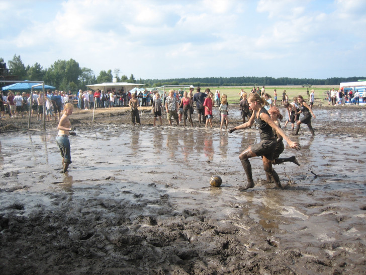 Da bleibt kein Spieler sauber. Fotos: Dorfgemeinschaft Lüsche-Räderloh