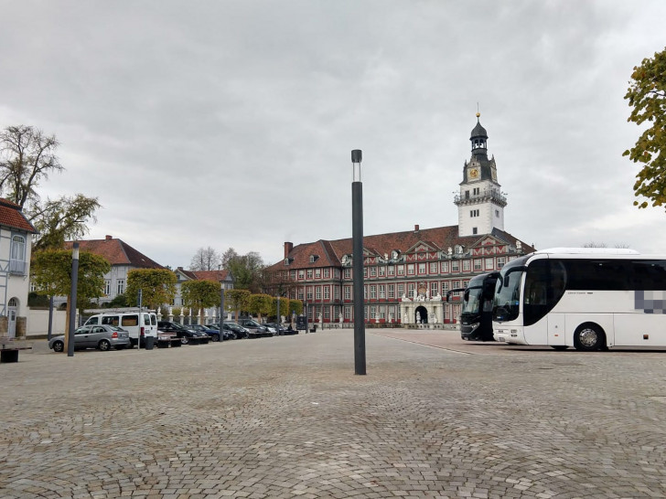 Auf dem Schlossplatz gibt es zwei Kurzzeitstellplätze für Reisebusse. Foto: Werner Heise
