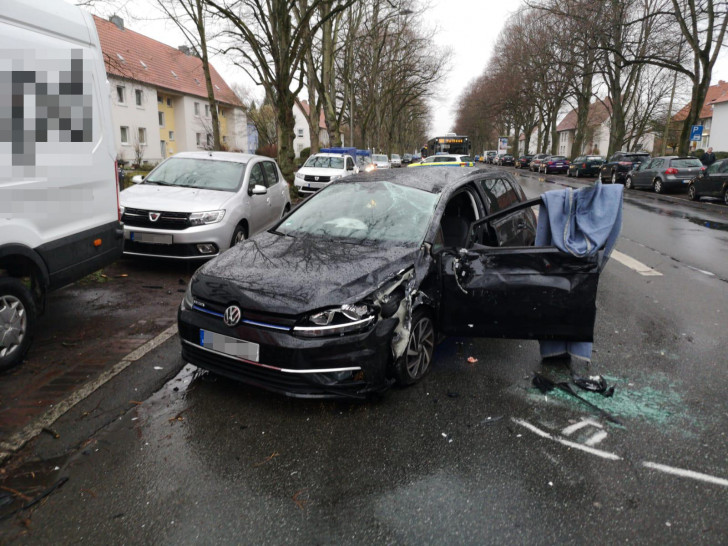 Auf der Saarstraße kam es zu einem heftigen Verkehrsunfall. Fotos: Aktuell24(KR)