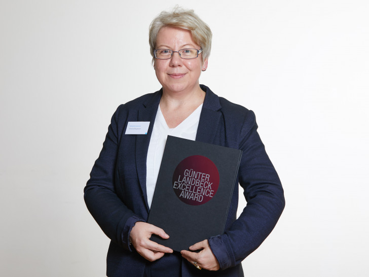 Bildunterschrift: Die Mikrobiologin Dr. Simone Bergmann der TU Braunschweig erhielt den mit 25.000 Euro dotierten Günter Landbeck Excellence Award verliehen. Foto: Georg Wendt/Shire