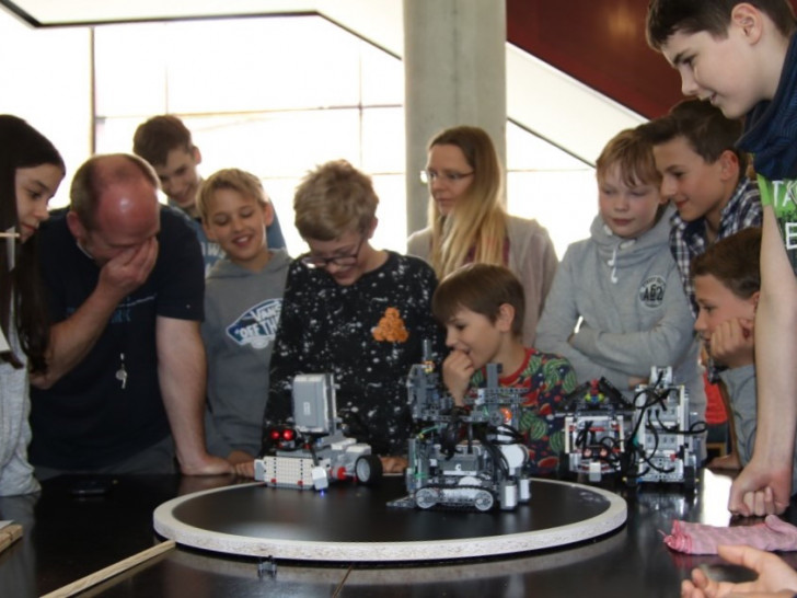 24 selbstgebaute Lego-Roboter traten im Gymnasium im Schloss gegeneinander an. Foto: privat