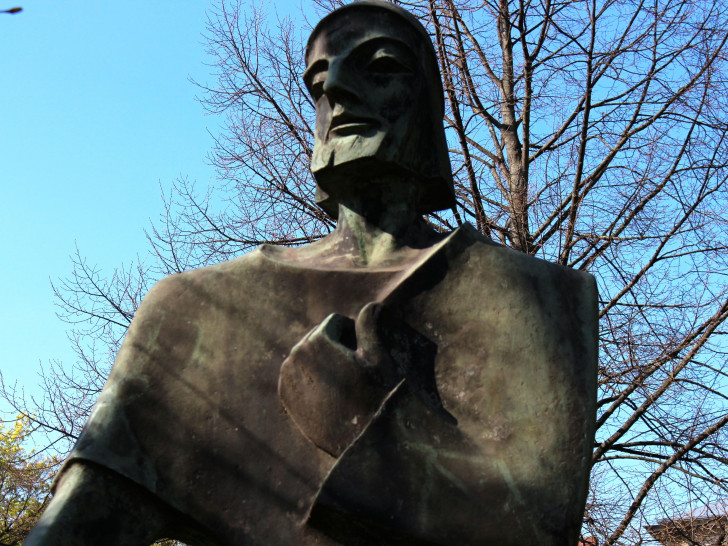 Die Statue von Lessings "Nathan der Weise" vor der Herzog-August-Bibliothek. Foto: Sina Rühland