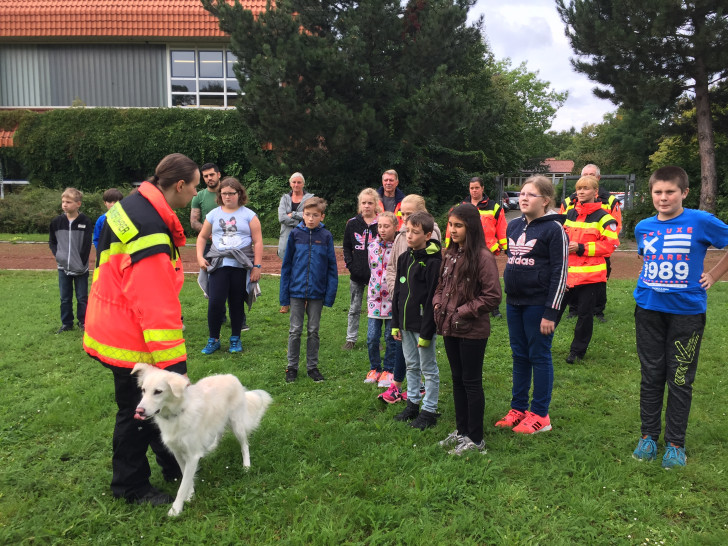 Stefanie Gypps und Schäferhund-Mischling „Bailey“ veranschaulichen die Rettungshundeausbildung. Fotos: AGG Goslar