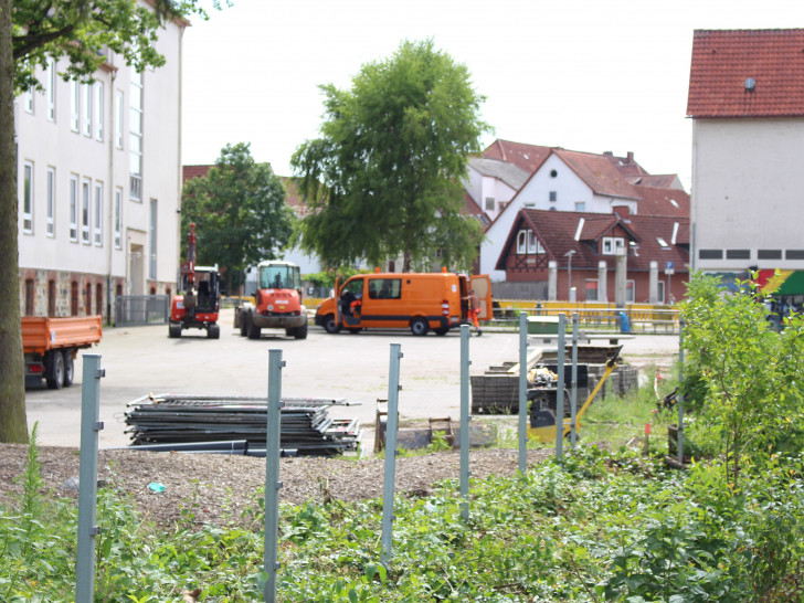 Auf der Baustelle des neuen Edeka-Marktes in Gifhorn laufen die ersten Arbeiten. Foto: Sandra Zecchino