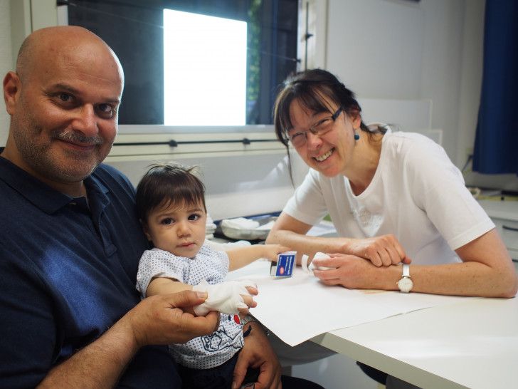 Oberärztin Dr. Silke Juras bei der Nachsorge (rechts)  mit dem jungen Patienten aus Dubai und seinem Vater. Foto: Krankenhaus Marienstift