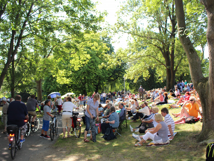 Die Besucher machten es sich am Oker-Ufer im Bürgerpark gemütlich. Fotos: Jan Borner