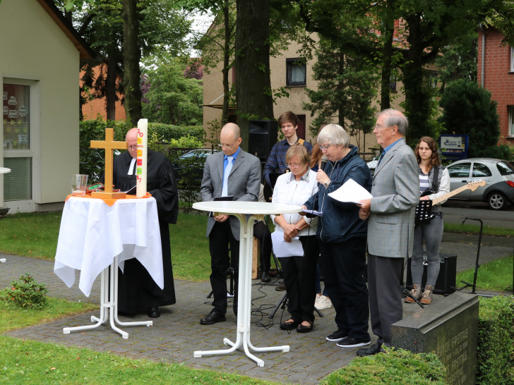 Zu diesem ernsten Thema hielt Pastor Markus Lenz einen Gottesdienst unter freiem Himmel ab. Foto: Kirchenkreis Peine