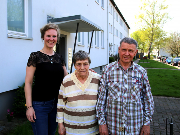 v.l.: Eine Vertreterin der VWI mit den beiden aufmerksamen Nachbarn Valentina und Ernst Hartmann. Foto: VWI