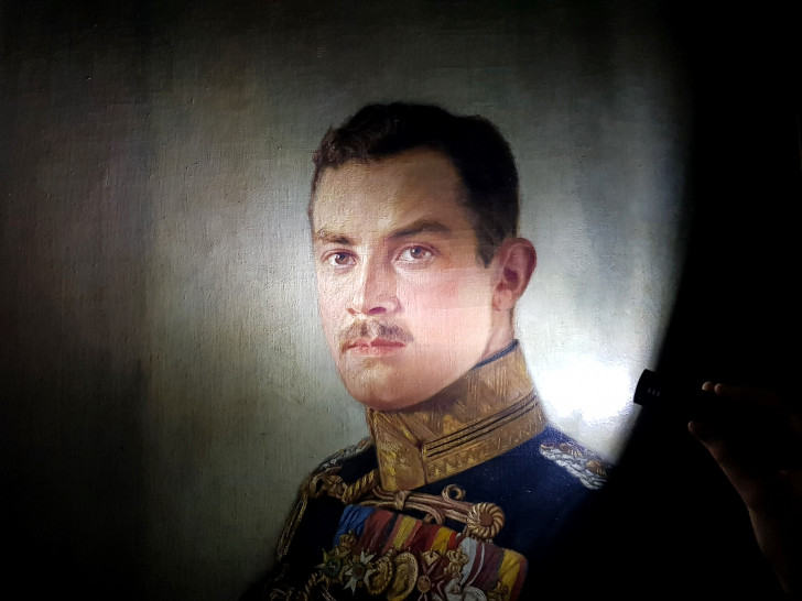 Porträt des Herzogs Ernst August von Braunschweig im Lichtkegel der Taschenlampe. Foto: Schlossmuseum/D. Polack-Chwalczyk