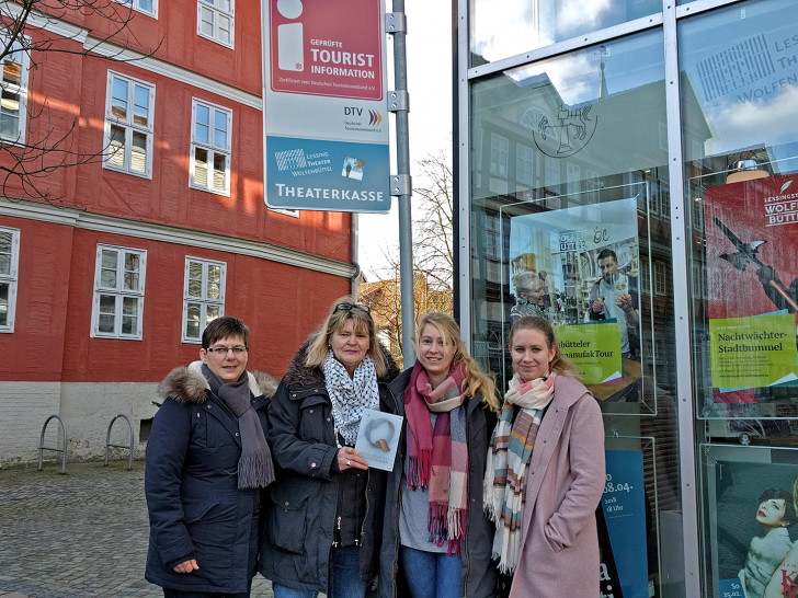 Das Team der Tourist-Info (v. l.: Kerstin Ehrenberg, Leiterin Donata Sengpiel-Schröder, Alina Jassmann und Sandra Lüddecke) freut sich über das neue Q-Siegel. Foto: Stadt Wolfenbüttel